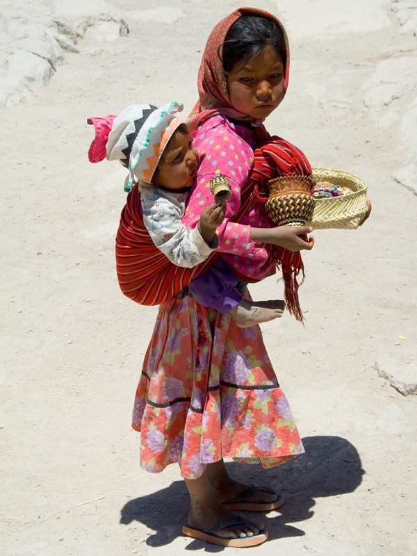 tarahumara_girl_carrying_her_brother