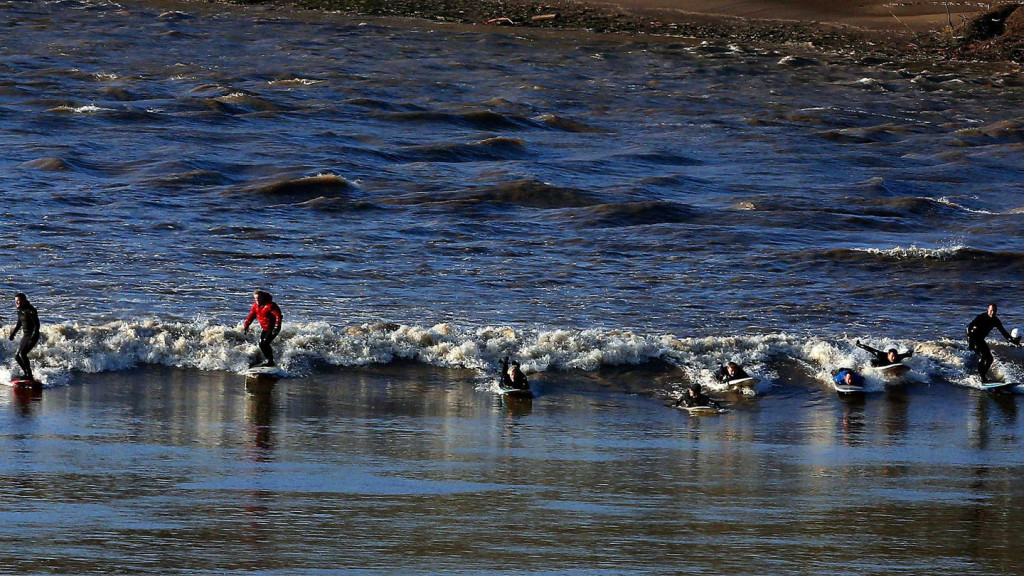 BRITAIN-HIGH-TIDE-WAVE-SURF