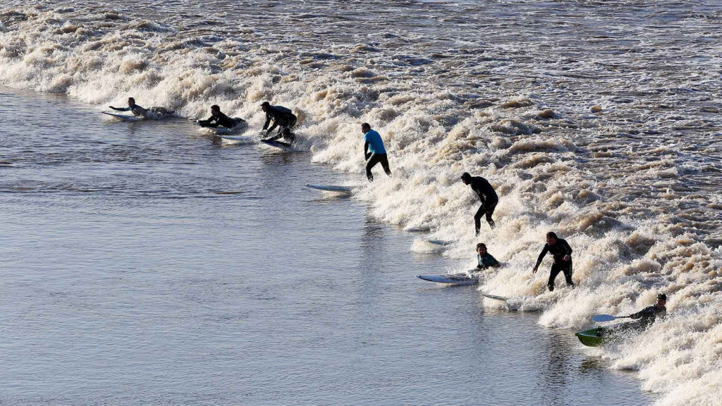 BRITAIN-HIGH-TIDE-WAVE-SURF