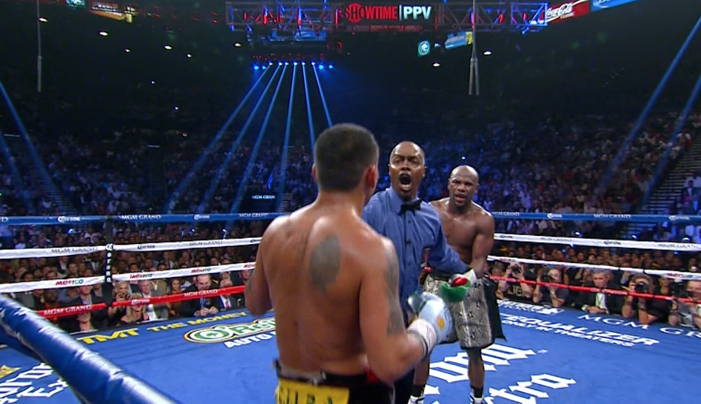 referee yelling at mayweather maidana fight