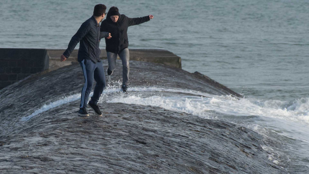 LES SABLES D OLONNE : High tide.