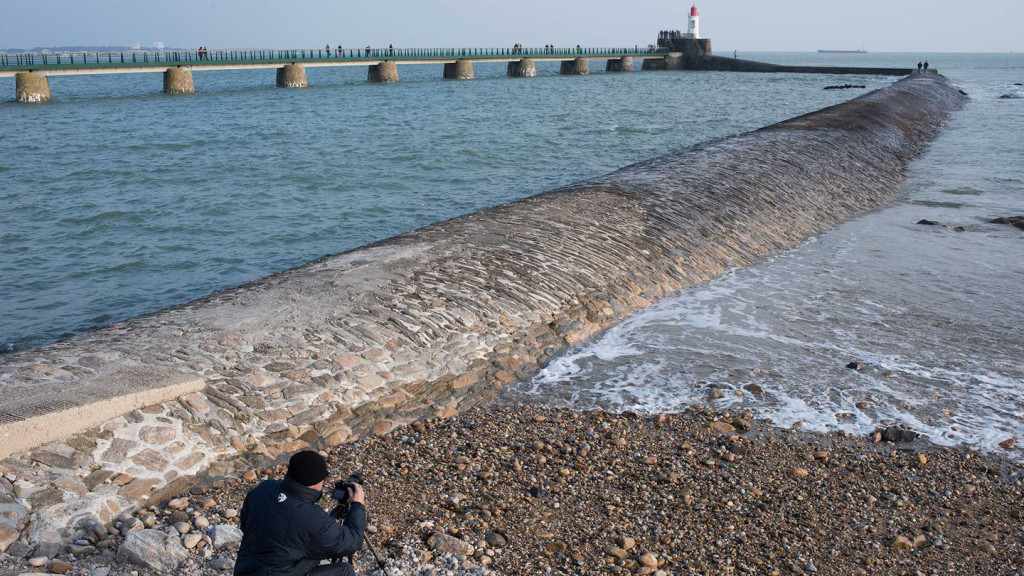 LES SABLES D OLONNE : High tide.