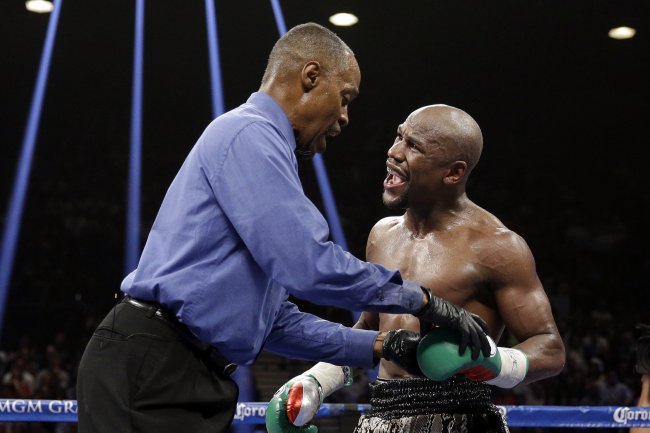 referee pushes floyd mayweather back 